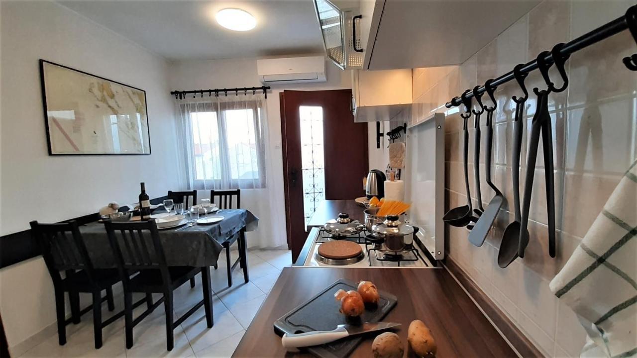 Apartments Nadia Sokolic ネレジネ エクステリア 写真
