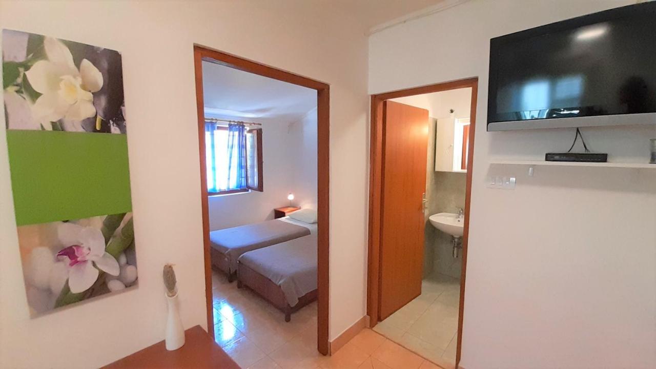 Apartments Nadia Sokolic ネレジネ エクステリア 写真