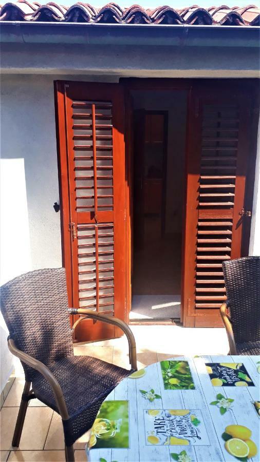 Apartments Nadia Sokolic ネレジネ エクステリア 写真